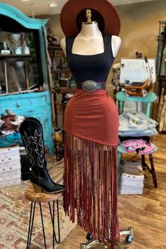 Thrift Store Clothes, Suede Fringe Skirt, Country Fits, Western Glam, Fit Skirt, Looks Country, Hip Skirt, Western Outfits Women