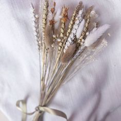 This festive arrangement with beautiful gold and white tones is a perfect addition to your Christmas decor! Designed and handcrafted in our countryside studio, this arrangement contains dried flowers.This is a lovely gift or would be perfect as part of your home decor interior!Each bouquet is lovingly handmade to order and arrives with a free gift note if required! Please read the approximate dimensions before ordering to ensure the size is suitable for you! Made from dried flowersCare Instructions: Keep away from water and humidity/moisture. Indoor use only. Cottage Flowers, Fresh Flower Bouquets, Plant Vase, Flower Care, Flower Accessories, Beautiful Wreath, Real Flowers, Fresh Flowers, Flower Vases