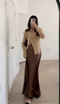 Business Casual Outfits Long Skirts, Business Casual Outfits Feminine, Unique Casual Outfits, Quiet Luxury Outfit, Elegant Fits, Feminine Urge, Estilo Hijab, Stile Hijab, Work Fits