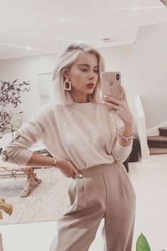 Instagram Minimalist, Laura Jade Stone, Pastel White, Look Zara, Chique Outfit, Blogger Instagram, Skandinavian Fashion, Cozy Winter Outfits, Outfit Trends