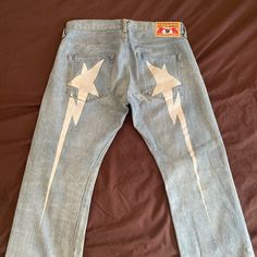 Star On Pants, Cool Jean Designs, White Jeans Diy, Bape Star Jeans, Painting Jeans Ideas, Custom Pants Ideas, Art On Pants, Bape Pants