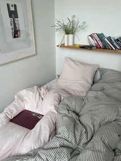 Denmark style cozy bed bedroom inspo apartment Uni Bedroom Ideas Uk, Single Bed Bedding Ideas, Nyc Aesthetic Bedroom, Twin Bed Aesthetic Room, Copenhagen Style Bedroom, Copenhagen Apartment Aesthetic, Danish Style Bedroom, Stockholm Bedroom Aesthetic, Stockholm Style Bedroom Aesthetic