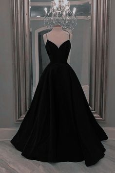 Black Dress Classy Elegant Long, Robes Glamour, Classy Prom, Fancy Clothes, Black Dresses Classy, Classy Prom Dresses, Stunning Prom Dresses, Black Spaghetti, Clothing Haul