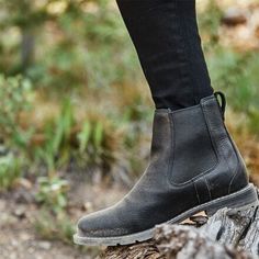 With its waterproof suede upper and membrane, the Ariat Wexford H20 Boot keeps our feet dry as we venture outside and splash through puddles on a rainy day. Best Chelsea Boots, Best Rain Boots, Chelsea Boots Outfit, Women's Cowboy Boots, Barefoot Boots, Paddock Boots, Country Boots, Dan Post, Tony Lama