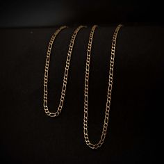 ¡Enamórate de nuevo! Esta cadena Fígaro para parejas es el regalo perfecto para compartir. Hecho con un espectacular tejido Fígaro o Cartier y un eslabón cubano en oro laminado de 18k ¡La belleza de esta cadena te hará vibrar! 😍 Medidas Largo de la cadena de caballero: 65cm Largo de la cadena de dama: 45cm Grosor de las cadenas: 2mm Broche: pico loro Garantía: SI (leer políticas de garantía) Material: Oro laminado 18k