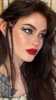 Simple Dark Fairy Makeup, Makeup Dots Eye, Mid Evil Makeup, Witchy Aesthetic Makeup, Soft Witch Makeup, Assassin Makeup Female, Witch Fairy Makeup, Dark Fairy Eye Makeup, Ren Faire Witch Makeup