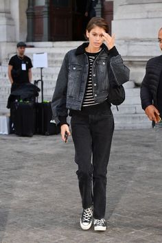 Kia Gerber, Kaia Gerber Street Style, Outfit Chill, Style Dr Martens, Kaia Gerber Style, Outfit Christmas, Model Street Style, Paris Mode, Model Streetstyle