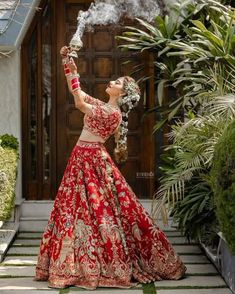 Bride Lehnga Designs Latest Red, Bridal Lehanga 2024, Bridal Looks Indian Brides, Red Lehenga Bridal, Dulhan Lehenga, Flattering Poses, Bridal Pose, Latest Bridal Lehenga Designs, Bridal Lengha