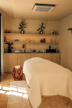 Massage Space Ideas, Massage Office Decor, Holistic Therapy Room, At Home Massage Room, Home Massage Room Ideas, Massage Therapy Rooms Ideas, Home Therapy Room, Boho Massage Room Ideas