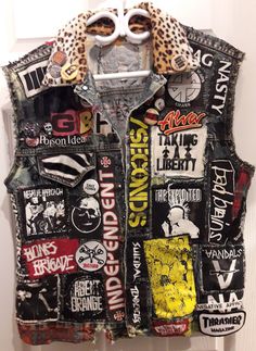 Punk Rock Vest, Punk Jean Vest, Punk Denim Vest, Punk Vest Diy, Jean Jacket Vest Outfits, Punk Denim Jacket, Punk Skateboard