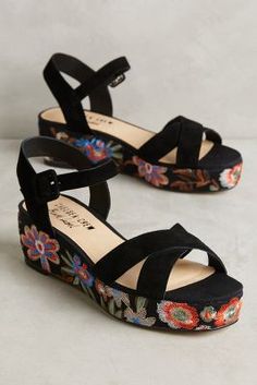 Open Toed Shoes, Boho Style Outfits, Floral Sandals, Floral Heels, Flatform Sandals, Gorgeous Shoes, Suede Sandals, Cute Shoes