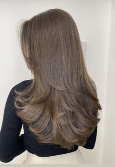 In Ihrem Leben haben Sie bestimmt einige Beauty Fehlern gemachtdie am Ende gar nicht gut aussahenEin solcher großer Fehler istuns die Haare oder den Pony selber zu schneidenWir wollen nicht... C Shape Haircut Long, 2 Layer Haircut Medium, Medium Length Hair With Layers And Face Framing, Braun Hair, Cascading Layers, Haircut 2023, Layered Haircuts For Medium Hair