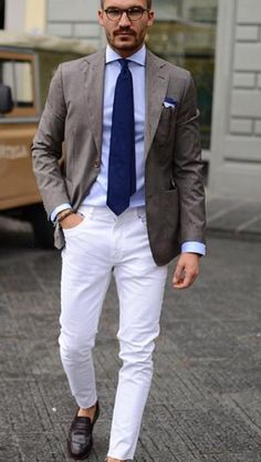 Business Outfit Men, Pants Business Casual, Italian Mens Fashion, Dapper Gentleman Style, British Style Men, White Pants Outfit, White Chinos