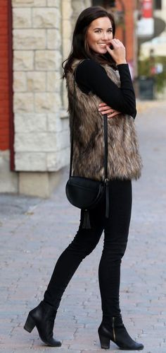 4 Chic Ways to Spice up an All Black Outfit Booties Outfit, Classy Winter Outfits, Fashion Blogger Style, Style Noir, All Black Outfit, Black Women Fashion, Vest Outfits, Fur Vest