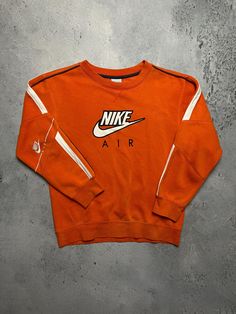 Nike boxy fit vintage crew center swoosh logo spellout y2k Size Women's / S / US 4 / IT 40 Color Orange Condition Gently Used Nike central logo swoosh The material is pleasant to the body. In a good condition. Fast sending! Condition : 9/10 Chest - 50 cm Length - 56 cm Shoulders - 46 cm Sleeve Length - 50 cm - ALL ITEMS ARE HEAT TREATED AND WASHED BEFORE SHIPPING - FOLLOW MY STORE - SEE MY OTHER ITEMS Sporty Logo Tops For College, Sporty Sweatshirt With Logo For Streetwear, Logo Sweatshirt For Streetwear With Crew Neck, Streetwear Logo Sweatshirt With Crew Neck, Sporty Sweatshirt With Logo Detail, Graphic Print Orange Sweatshirt For Streetwear, Sporty Logo Top For Sports Events, Sporty Tops With Logo For Sports Season, Sporty Top With Logo For Sports Events