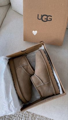 Cute Uggs, Trendy Shoes Sneakers, Dr Shoes, Preppy Shoes, Pretty Shoes Sneakers, Shoe Wishlist, Cute Nike Shoes