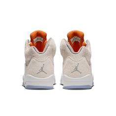 The Air Jordan 5 Retro SE 'Craft Light Orewood Brown' is a stylish sneaker perfect for any activity. This tan silhouette features a mix of materials with a contrasting orange hue, and the signature Jumpman logo on the semi-translucent outsole. The design is inspired by the classic Air Jordan 5 series, making it a must-have for any sneakerhead. With sizes available for both adults and kids, this sneaker is sure to be a hit. (AJ5/SNKR/Non-Slip/High Top/Basketball/Wear-resistant/Shock-absorbing) Air Jordan 5 Easter, Tinker Hatfield, Jordan Model, Jordan 5 Retro, Craft Lights, 5 Elements, Air Jordan 5 Retro, Orange Accents, Air Jordan 5