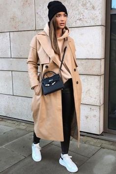 Winter Coat Fashion Outfits, Street Style Outfits Women Casual, London Winter Outfits 2022, Casual Winter Outfits For Running Errands, Classy Streetwear Women Winter, Winter Coat 2022 Trends, Long Coat And Hoodie Outfit, Poland Outfits Fall, Winter Outfits Tourist