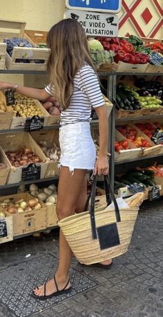 Beachy Professional Outfits, Cap Cod Outfits, Minimal Summer Outfit, Summer Shorts Outfits, Europe Outfits, Summer Ootd, Ootd Inspo, White Jean Shorts, Foto Poses