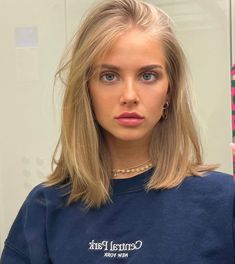 Blonde Lobs Thick Hair, Blonde Haircut Fine Hair, Haircuts For Blonde Hair Short, Medium Blonde Short Hair, Short Hair For Blondes, Half Head Highlights Blonde Short Hair, Short Blonde Hair Shoulder Length, Blonde Collar Bone Length Hair Curtain Bangs, Haircuts For Fine Blonde Hair