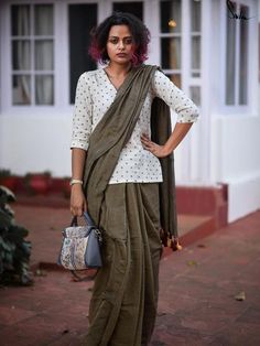 Long Sari Blouse Design, Saree With Long Blouse, Suta Saree, Long Blouse Saree, Blouse Styling, Long Blouses, Friday Coffee, Drape Sarees