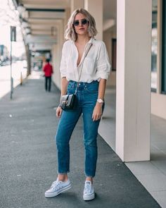 Mom Jeans: A calça que vai te deixar cool! Jeans T-shirts, Men’s Shirt Outfit For Women, Casual French Outfits, 23 Style, Shirts Outfit, Outfit 2023, Keds Style, Mom Jeans Outfit, Closet Candy