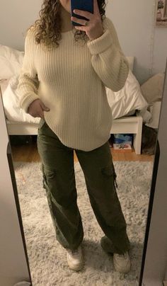 Cargo pants and a knit sweater, cute outfit inspo Sweater Cargo Pants Outfit, Wide Leg Cargo Pants Outfit, Cargo Pants Outfit Winter, Black Cargo Pants Outfit, Rainy Day Outfit For Spring, Uni Outfit, Dark Green Sweater, White Cargo Pants, Winter Pants Outfit