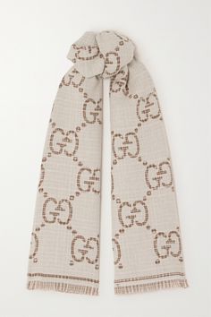 Gucci's scarf will suit a neutral winter wardrobe so well. Spun from soft wool-blend, this style is flecked with the subtlest metallic shimmer and woven with a maximal version of the label's iconic monogram. The ends are traced with touches of fringe. Chloe 2024, Gucci Clothes, Scarf Ideas, Gucci Sweater, Xmas Wishlist, Gucci Scarf, Designer Scarf, Jungle Pattern, Vintage Scarves