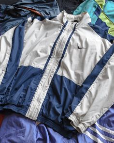 PLEASE READ FULL DESCRIPTION BEFORE YOU MAKE THE PURCHASE Assorted Branded Sportswear Vintage - 40 Pieces This 20 kg bale contains 40 assorted vintage branded sportswear and streetwear. Expect a mix of sweatshirts, t shirts, jackets, and possibly jeans from recognisable brands like Nike, Adidas, and Ralph Lauren and others. This is a final sale lot with no returns or refunds. Exact brands, colours, sizes, and item weight may vary, but overall pieces will amount to 40 in total. Images provided ar Mens Vintage Nike Jumpers, Navy Blue Vintage Nike Sweatshirt, Adidas Vintage Airliner Bag, Nike 90s Vintage Women, Nike Clothes Windbreaker, Adidas 90s Coat, Nike 90s Vintage Track, 1990 Nike, Sports Wear Fashion