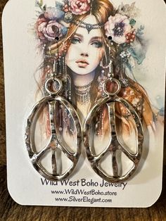 - Add a touch of hippie chic to your wardrobe with our Boho Vintage Hippie Peace Sign Dangle Wire Earrings - Made with quality silver plating, these earrings are perfect for any occasion - Each pair comes in a beautiful gift box, making them a thoughtful and stylish gift for yourself or a loved one - Measurements: 2 1/2 inches longest point x 1 1/2 inches widest point - Great Gift Idea, Ships in Gift Box, FAST shipping Bring peace and style to your jewelry collection with these unique earrings. Earrings Boho Chic, Dangle Earrings Silver, Hippie Peace, Boho Shops, Vintage Hippie, Box Making, Boho Vintage, Wire Earrings, Earrings Boho