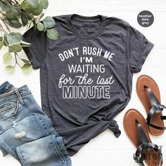 Funny T Shirts Humor, Dont Rush, Funny Matching Shirts, Sarcastic Women, Text Tee, Funny Shirt Sayings, Latina Fashion, Funny Tshirt, Tshirt Funny