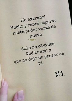 a person holding an open book in their hand with spanish writing on it and the words'el extratol mucho y seborre esperar