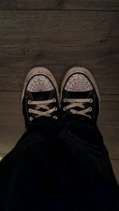 I made a spiderweb on my converse, this is like the 4th pair that has it.😭 Spiderweb On Shoes, Spiderweb Converse Drawing, Spider Webs On Converse, Decorate Shoes Diy, Customized Converse Ideas, How To Decorate Converse, Converse Spider Web, Spiderweb Converse, Spider Web Converse