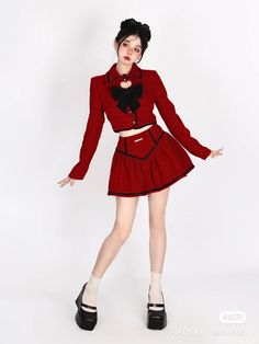 90s Runway Fashion, Fashion Model Poses, Red Outfit, 가을 패션, Stage Outfits, Fashion Poses