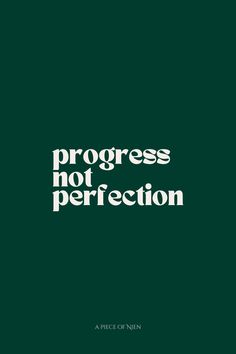 Donkergroene achtergrond, blokletter opschrift met de tekst: progress not perfection. I Am A Work In Progress, Progression Not Perfection, Dark Green Vision Board, 2024 Vision Board Green, Ipad Ideas Wallpaper, Work Iphone Wallpaper, Progress Not Perfection Wallpaper, Progress Over Perfection Quotes, Motivating Quotes Aesthetic