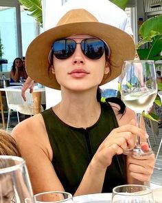 [LMH] Gal Gadot Gal Gadot Icons, Gal Gadot Style, Mirrored Sunglasses Women, Cutie Patootie, Lisbon