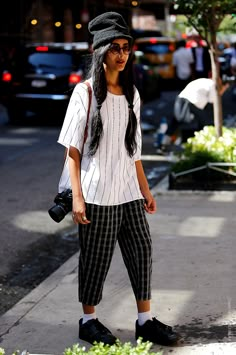 Nadia Sarwar, Rocker Chic Outfit, Chic Outfits Edgy, Street Fashion Photography, Fashion Street Style, Tomboy Fashion, Plaid Pants, Edgy Outfits, Major League Baseball