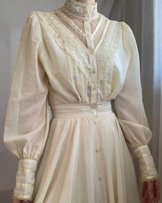 Gunne Sax poet sleeved blouse (L) – Archiverie Edwardian Dress Aesthetic, Old Fashioned Wedding Dress, Royalcore Outfit, Vintage Online Shop, Storm In A Teacup, Wardrobe Tips, Outfits Chic, Nice Style