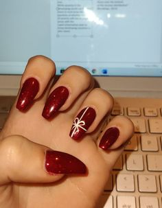 Red Nails Festive, Acrylic Nail Inspo Christmas, Xmas Nails Present, Christmas Nails Biogel, Red Nail Designs For Short Nails, Present Design Nails, Xmas Nail Inspiration, Sparkle Red Christmas Nails, Red And Gold Xmas Nails