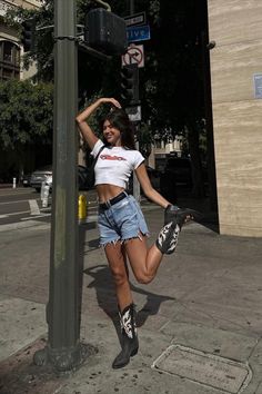 Texas Vacation Outfits, Outfit Ideas Spring Break, Short Outfit Ideas, Boot Outfit Ideas, Outfit Cowboy Boots, Tennessee Outfits, Outfit Cowboy