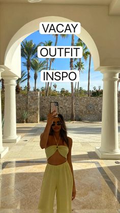 a woman taking a selfie in front of an arch with the words vacay outift inspo