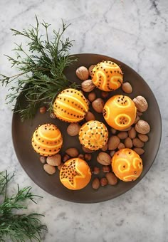 Julkransar Diy, Navidad Natural, Christmas Decorations Apartment, Natural Christmas Decor, Weihnachten Diy, Orange Christmas, Swedish Christmas, Dried Oranges, Christmas Decor Inspiration