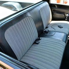 the interior of an old car is clean and ready to be used as a seat