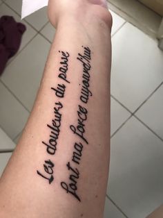 a person with a tattoo on their arm that says, don't be afraid