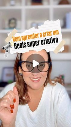 a woman wearing glasses with the words reels super criativo above her head