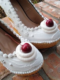 Custom Cake Wedges Cake Shoes Cake Heels - Etsy Brazil Cake Shoes, Shoes Cake, Custom Heels, Decorate A Cake, Funny Shoes, Shoe Cake, Womens Costume, Cake Dress, Cinderella Shoes