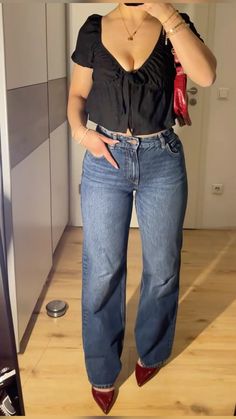 Different Body Sizes, Cozy Winter Outfit, Outfit Looks, Flare Legging, Winter Outfit Ideas, Two Friends, Elegante Casual, Kaia Gerber, Wide Jeans