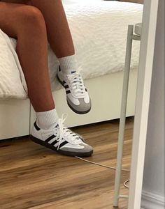 White Addis Shoes Outfit, Samba Adidas White, White Addis Shoes, White Samba Outfits Women, Addidas Shoes Samba Outfit Women, White Adidas Shoes Outfits, Adidas Samba White Outfit, Addidas Shoes Samba, White Samba Adidas