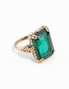 This 1920s-inspired ring features an emerald-coloured embellishment on a gold-toned setting. ONESIZE: 19mm | Lovisa Emerald Square Cut Stone On Gold Band, Size: Small/Medium Celestial Ring, Nose Piercings, Fashion Jewellery Online, Marquise Ring, Vintage Style Rings, Bold Earrings, Shop Jewelry, Square Cut, Rings Necklaces