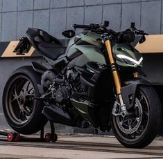 a motorcycle is parked on the street near a building